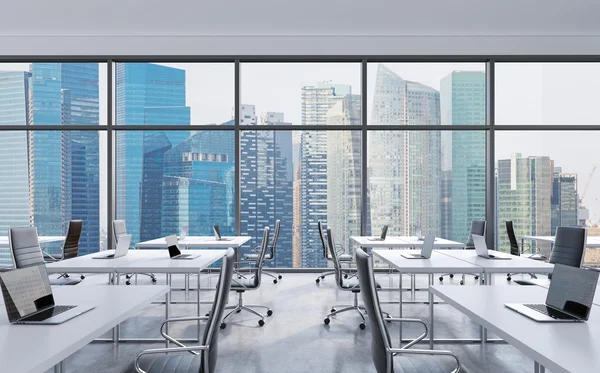 Рабочих мест в современном офисе панорамный, Сингапур с видом на город из окон. Открытое пространство. Белые столы и черные кожаные кресла. Концепция финансового консалтинга. 3D визуализация Стоковое Изображение