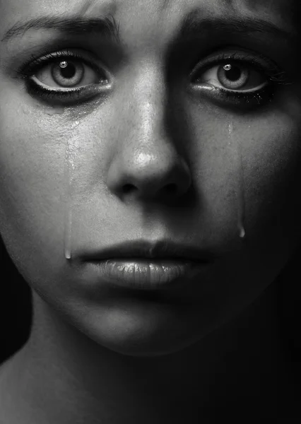 Насилие и надругательства девочки темы: портрет красивая молодая девушка с слезы в ее глаза, красивая Грустная девушка в студии Стоковое Изображение