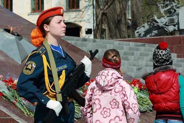 Молодая девушка студент МЧС России в гвардии Стоковое Изображение