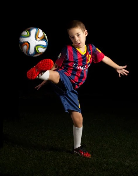 Низкий ключевых Портрет мальчика ногами Футбол Кубок мира — стоковое фото