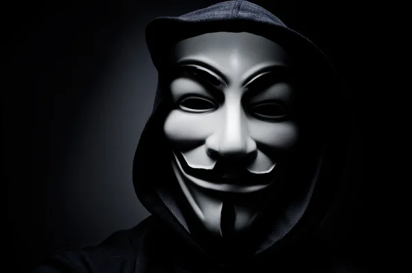 Фотография человека, носящего маску вендетты. эта маска - известный символ для анонимной группы хактивистов онлайн. также используемый протестующими — стоковое фото