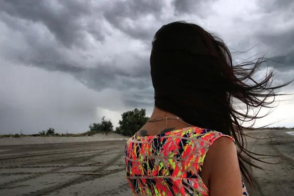 Молодая женщина, глядя на шторм Лицензионные Стоковые Изображения