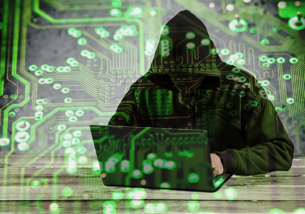 Хакер, использующий ноутбук — стоковое фото