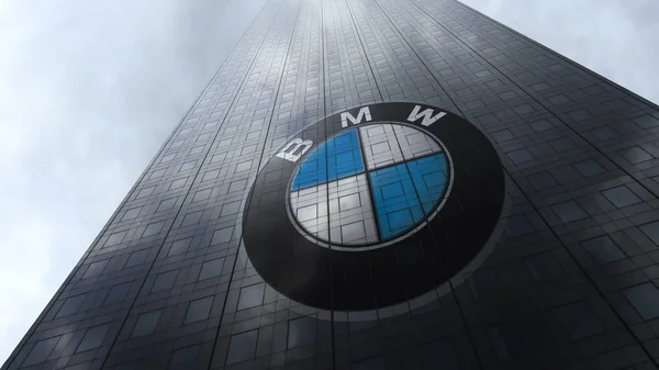 Логотип BMW на фасаде небоскреба, отражающие облака. Редакция 3d рендеринга — стоковое фото