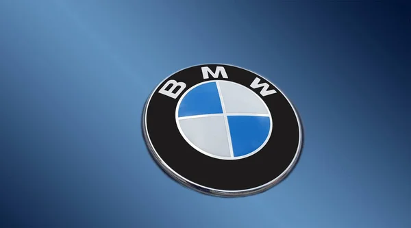 Деталь дефлектора Bmw логотип на синем — стоковое фото