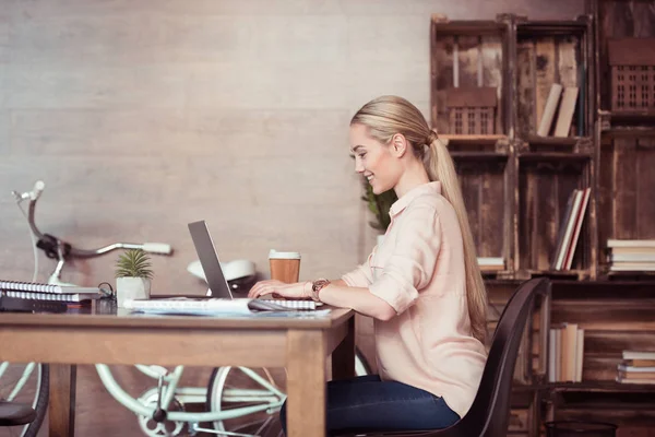 Деловая женщина, работающая с ноутбуком Лицензионные Стоковые Фото