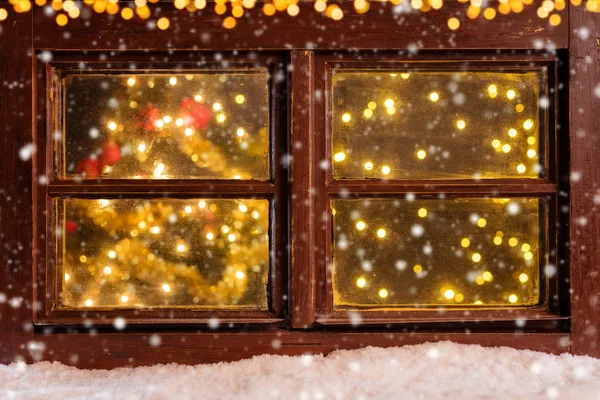Атмосферная Рождество окно падает снег — стоковое фото