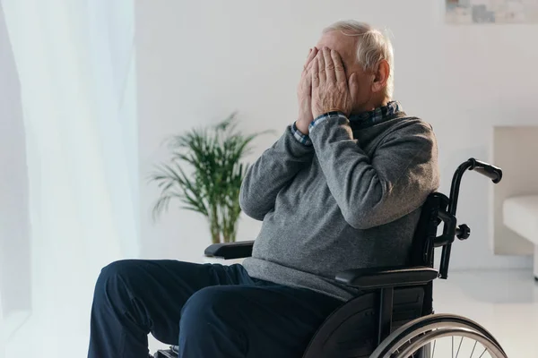 Старший Печально Человек Инвалидной Коляске Охватывающий Лицо Руками Стоковая Картинка