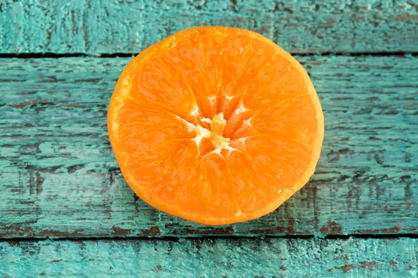 Оранжевый ломтик на столе — стоковое фото