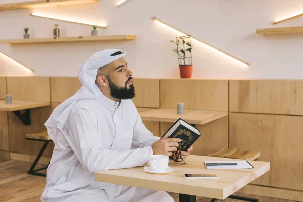 Мужчина-мусульманин с Корана — стоковое фото