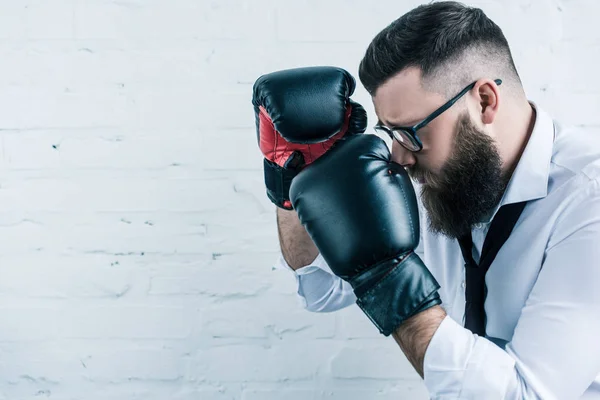 Вид Сбоку Бизнесмена Боксерские Перчатки Охватывающий Лица Против Белого Кирпича — стоковое фото