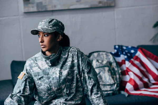 Женщина-солдат и американский флаг — стоковое фото