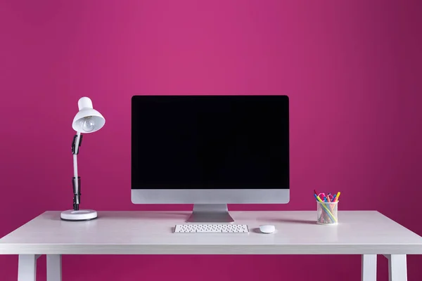 Настольный Компьютер Пустой Экран Клавиатура Компьютерная Мышь Офис Поставляет Столе — стоковое фото