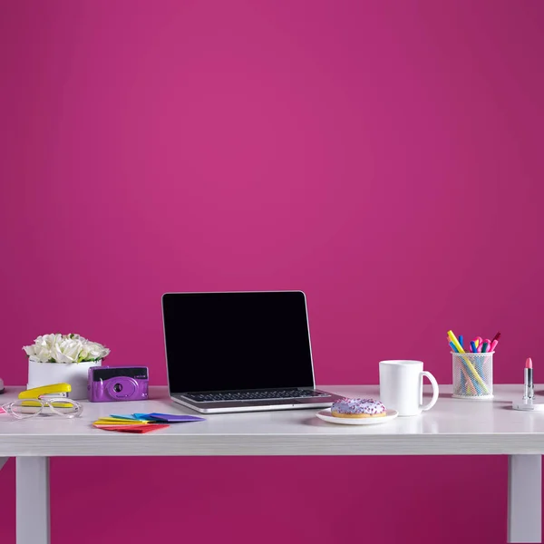 Ноутбук Пустой Экран Кольцевой Кофе Камеры Косметики Офис Поставляет Розовый Стоковое Изображение