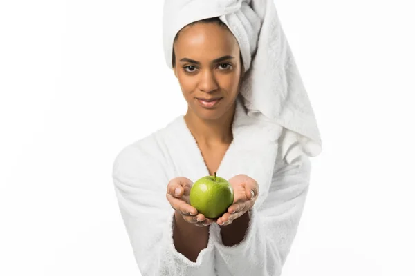 Красивая Афро Американских Женщина Полотенце Холдинг Органических Яблочный Изолированные Белом — стоковое фото