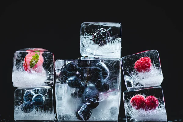 Фрукты замороженные в кубики льда Лицензионные Стоковые Фото