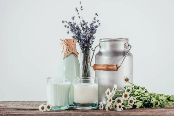 Свежее молоко и цветы — стоковое фото