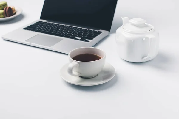 Чашка чая и ноутбук — стоковое фото