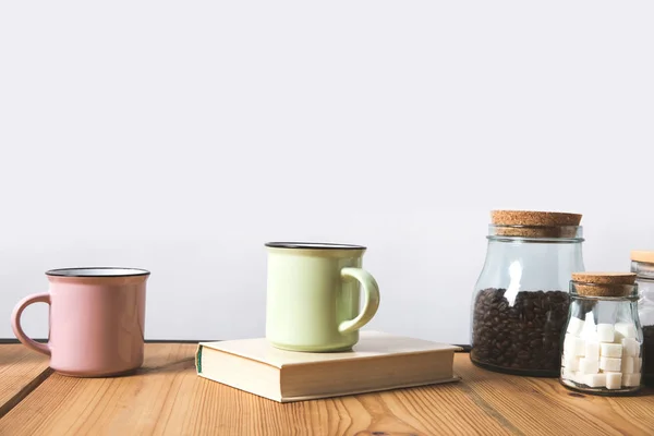 Чашки Книги Стеклянные Бутылки Кофе Зернах Рафинированный Сахар Таблицы Белом — стоковое фото