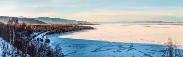 Замороженное озеро — стоковое фото