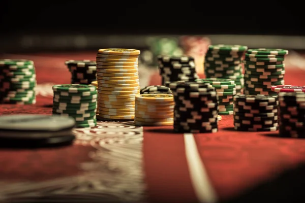 Покерные фишки на столе Лицензионные Стоковые Фото