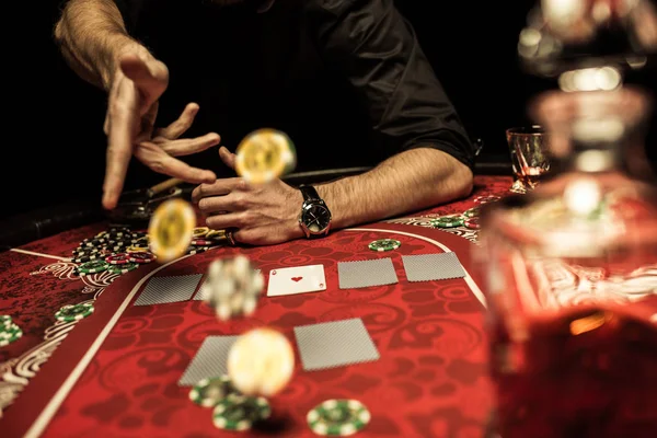Человек, играющий в покер Лицензионные Стоковые Изображения