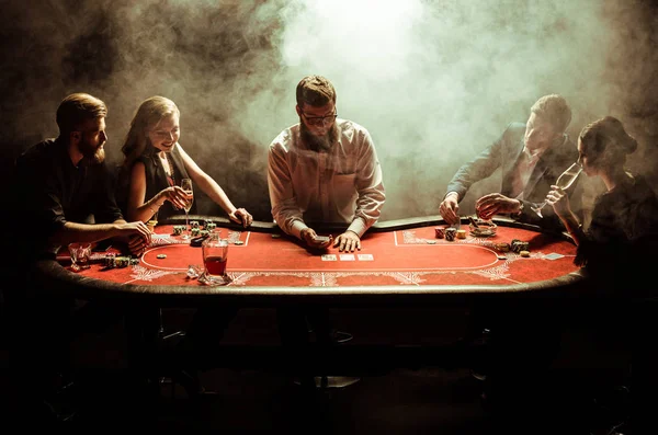 Молодые люди, играющие в покер Лицензионные Стоковые Фото