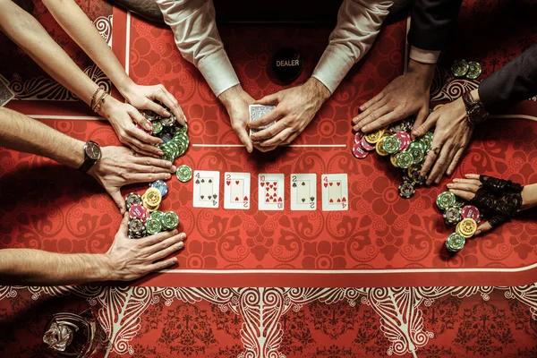 Молодые люди, играющие в покер Стоковое Фото