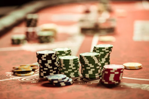 Покерные фишки на столе Лицензионные Стоковые Фото