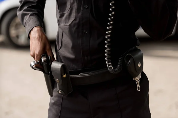 Обрезанное Выстрел Офицера Полиции Единообразных Вынимая Пистолет — стоковое фото