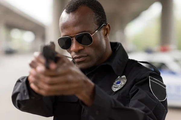 Портрет Афро Американский Полицейский Солнцезащитные Очки Целью Пистолет — стоковое фото