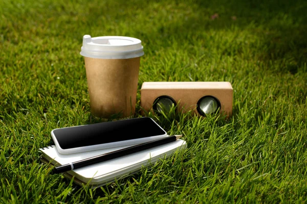 Крупным Планом Вид Кофе Идти Смартфон Ноутбук Аудио Спикер Зеленой — стоковое фото