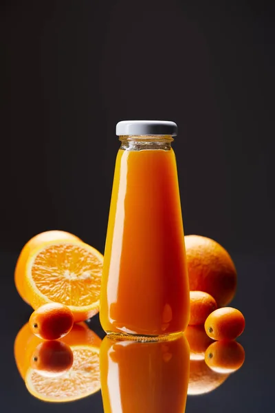 Бутылка Свежий Апельсиновый Сок Апельсинами Комкватов Отражающей Поверхности Сложенные — стоковое фото