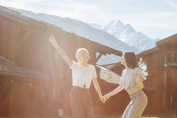 Красивые Счастливые Девушки Взявшись Руки Весело Горной Деревне Монблан Альпы — стоковое фото