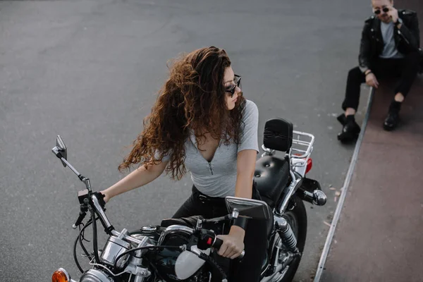 Girl Sitting Classical Motorbike While Her Boyfriend Sitting Asphalt Road — стоковое фото
