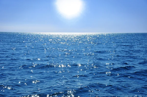 Синее небо и океан — стоковое фото
