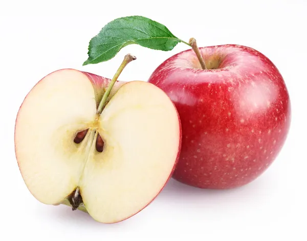 Красное яблоко и половина из красного яблока — стоковое фото
