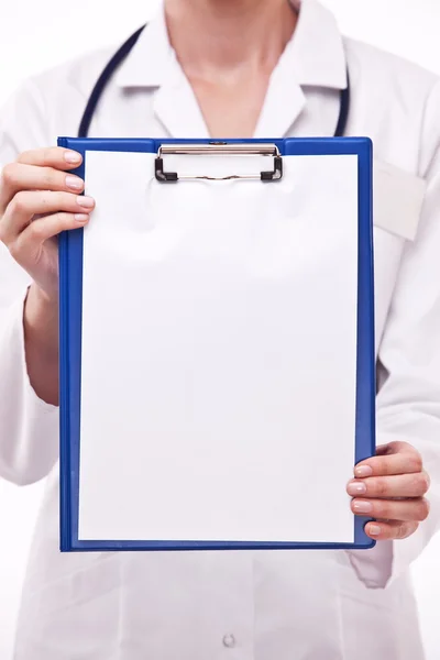 Доктор проводит буфера обмена с пустой лист. изолированные на белом — стоковое фото