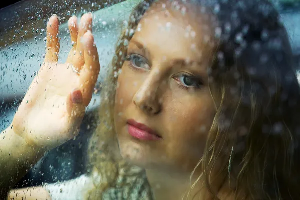 Грустно женщина и дождь Стоковое Изображение