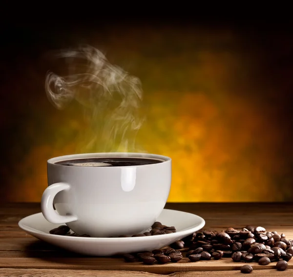 Чашка кофе с кофейными зернами — стоковое фото