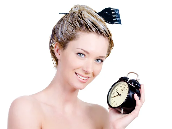 Женщина с времени ожидания для окрашивания волос — стоковое фото