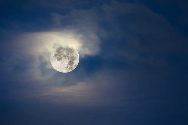 Полная Луна и пасмурное небо — стоковое фото
