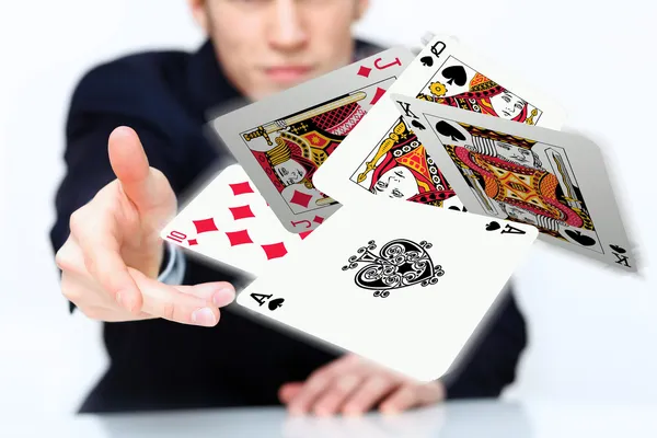Молодой человек показаны покер карты Лицензионные Стоковые Фото