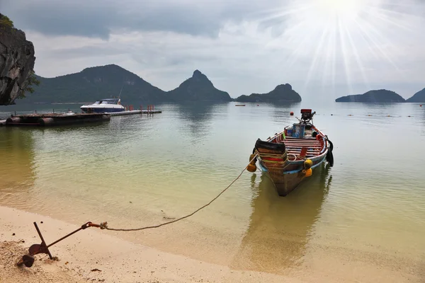 Знаменитый тайский длиннохвостый лодки — стоковое фото