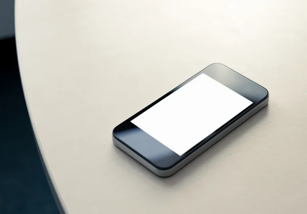 Мобильный смартфон на столе — стоковое фото