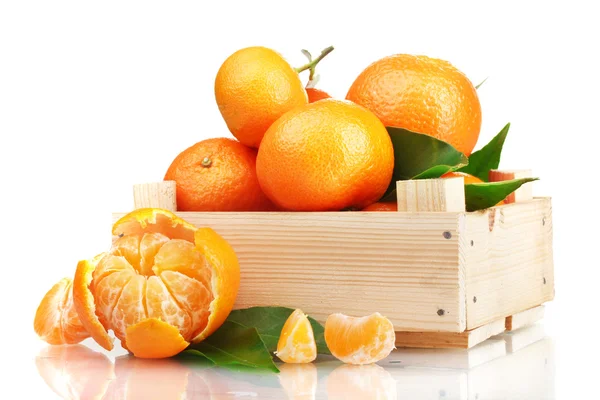 Спелые вкусные мандарины с листьями в деревянной коробке, изолированные на белом фоне Лицензионные Стоковые Изображения
