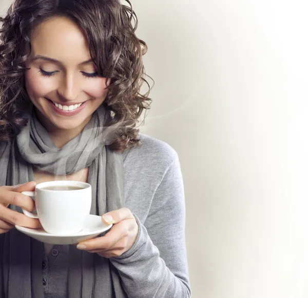 Красавица с чашкой чая или кофе — стоковое фото