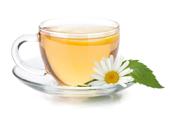 Чашка чая с ломтик лимона, листьев мяты и ромашки цветок — стоковое фото