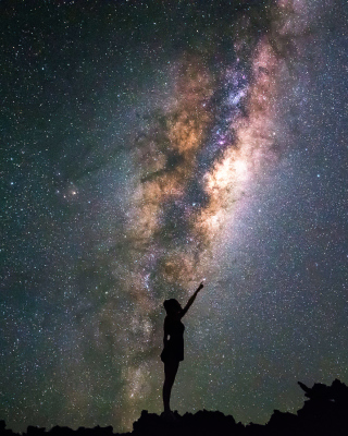 Обои Girl silhouette on night sky background на телефон 240x320
