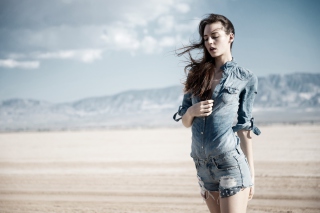 Обои Brunette Model In Jeans Shirt для Xiaomi Redmi Note